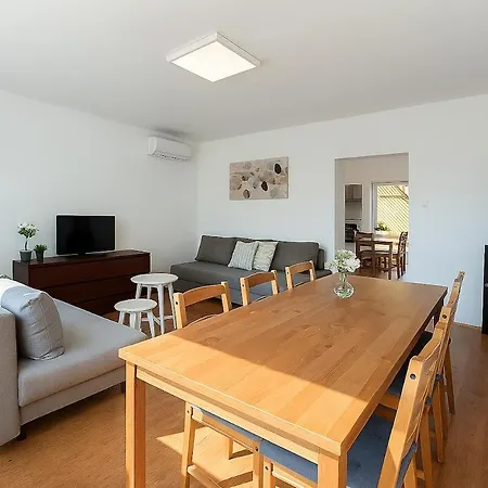 Sunset - Spacious Family Retreat